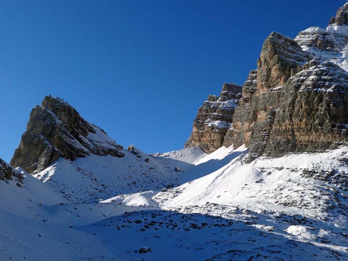 wir aber müssen weiter ins trümmererfüllte Kar zwischen Corno und den Torres; rechts oben der Aufschwung zum Piz Popena, das kleine Näschen links der Scharte besteht eigentlich aus zwei steil abbrechenden Türmen, ist kaum niedriger als der Corno selbst und wird unser Schigipfel