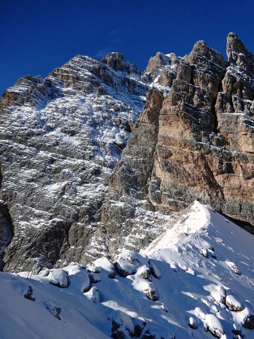 Schidepot in der Scharte zwischen den Westzacken des Corno d'Angolo und der Croda de Pausa Marza, dahinter der immer noch um 550 m höhere Piz Popena