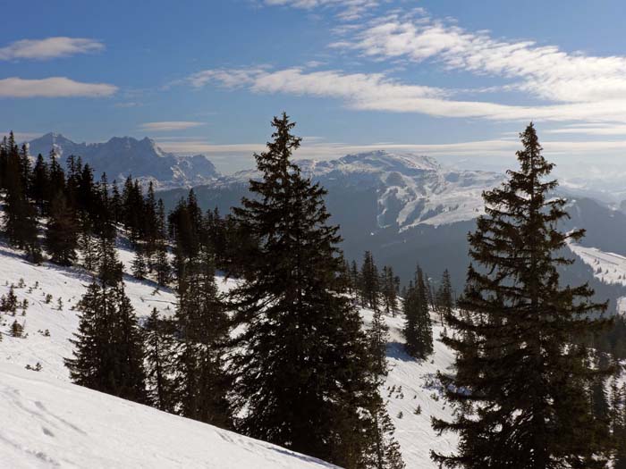 Blick aus der Westflanke nach Süden zur Steinplatte und den Loferer Steinbergen (links)