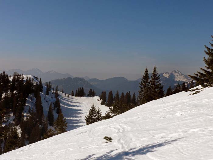 zum Greifen nahe ein nettes Ausweichziel: Lembergschneid, rechts hinten Hochgern