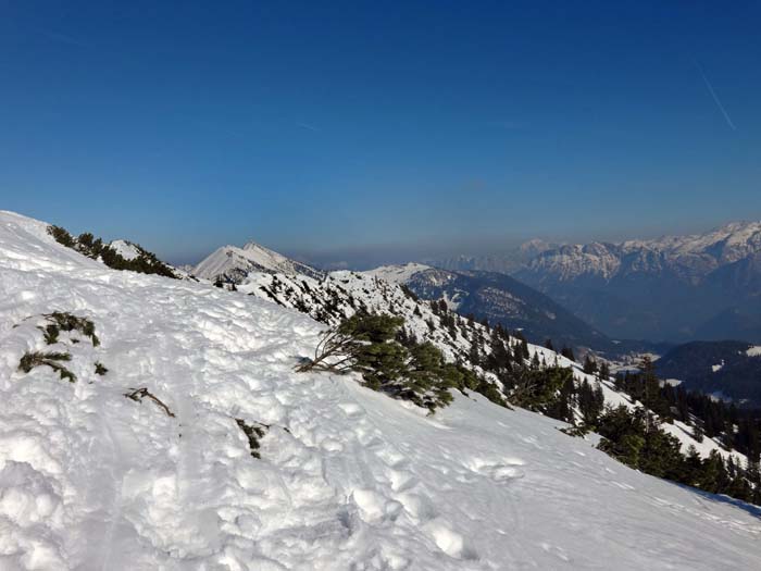 im Osten reicht der Blick von den Bergen um das Sonntagshorn bis zu den Berchtesgadener Alpen, ganz hinten der Hohe Göll (s. Archiv)