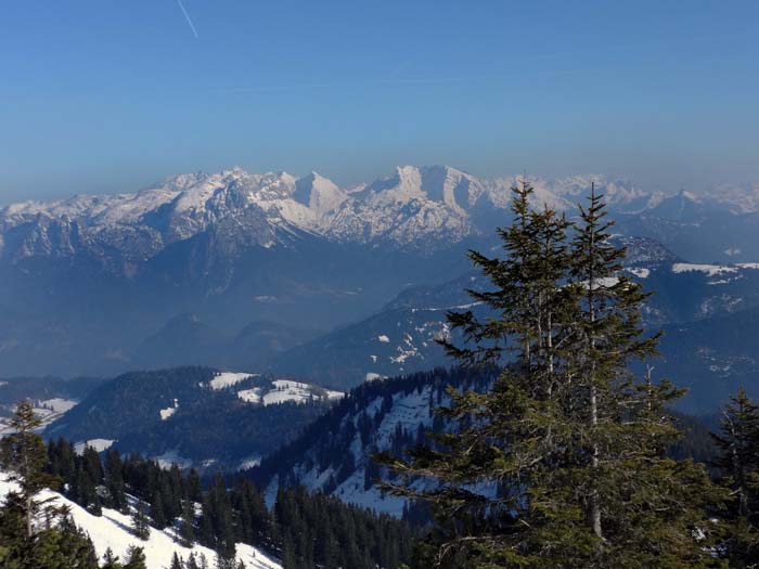 im SO die stolzen Berchtesgadener; links die Reiteralm, rechts der Bildmitte Hocheisspitze und Kammerlinghorn (s. Archiv)