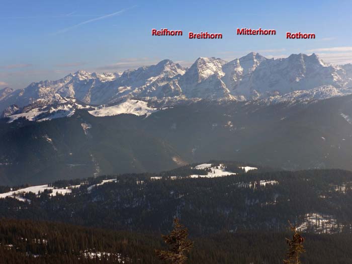 etwas weiter rechts die Loferer Steinberge; über Rothorn und Mitterhorn verläuft der Nuaracher Höhenweg (s. Archiv Bergsteigen)