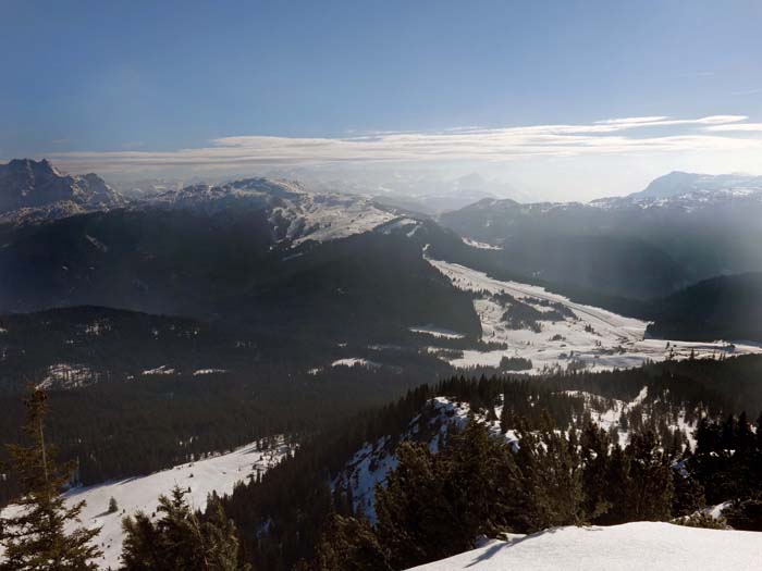 noch ein Stück weiter (SSW) Winklmoosalm und Steinplatte, dahinter im Dunst die Kitzbüheler Alpen