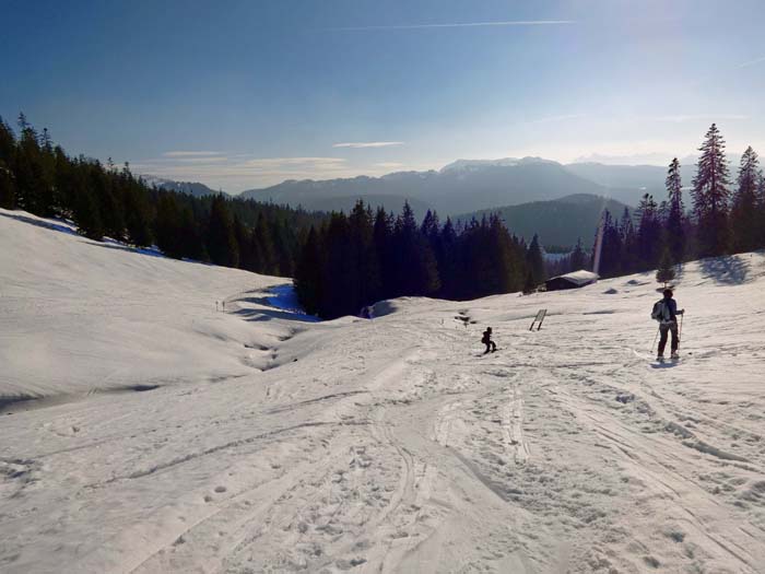 ... die uns sogleich davondüst; gerade hinunter die direkte Abfahrt ins Dürrnbachtal, links der Forstweg zur Winklmoosalm