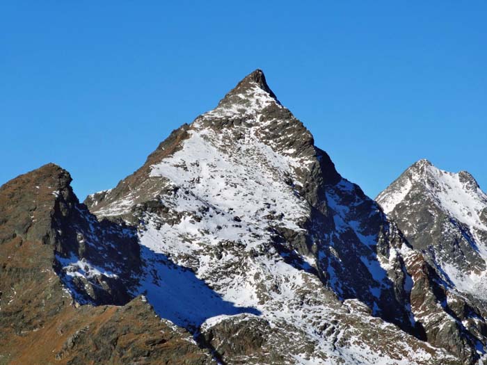 aus SO (von den Sattelköpfen) ist die Alkuser Rotspitze eine beeindruckende Erscheinung; mit Schi ersteigt man den Berg von links über den SO-Grat, rechts hinten der Hochschober