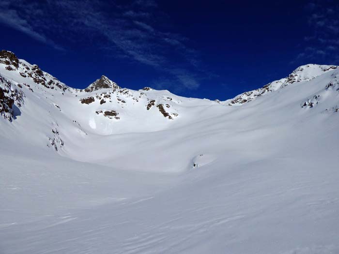 in den herrlichen Mulden oberhalb der Rampe, ganz links Hoher Prijakt und Barreneck, rechts die Rotspitze