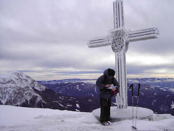 Erzherzog Johann-Kreuz auf der Schauerwand, links die Heukuppe