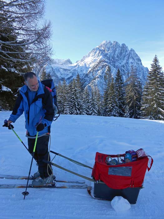 mit Ronja in ihrem Tourenschlitten geht's die im Winter als Rodelbahn genutzte Zufahrtsstraße hinauf ...