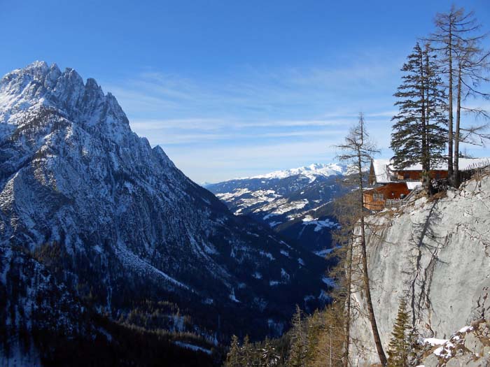 wie ein Adlerhorst thront die Hütte über dem hauseigenen Klettergarten; gegenüber Spitzkofel und Villgratner Berge