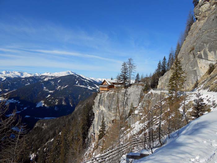 Rückblick auf die Hütte, links darüber Hochstein und Böses Weibele der Villgratner Berge