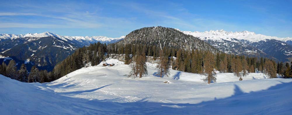 ... zur Weißsteinalm; links die Villgratner, in der Mitte der Rauchkofel, rechts die Schobergruppe