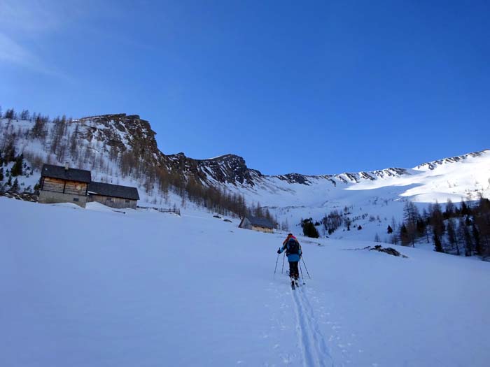 vorbei an der Fallthoralm mit dem Dolzenberg schwenken wir nach rechts ...