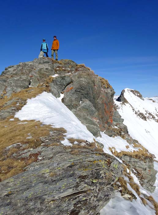 am kleinen Gipfelmonolithen der Balonspitze ...