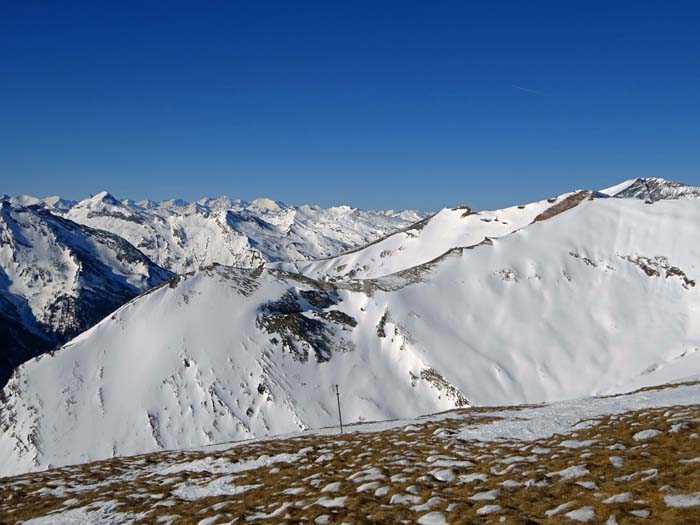 weiter schweift der Blick über den Helm zum Murursprung und bis in die Ankogelgruppe