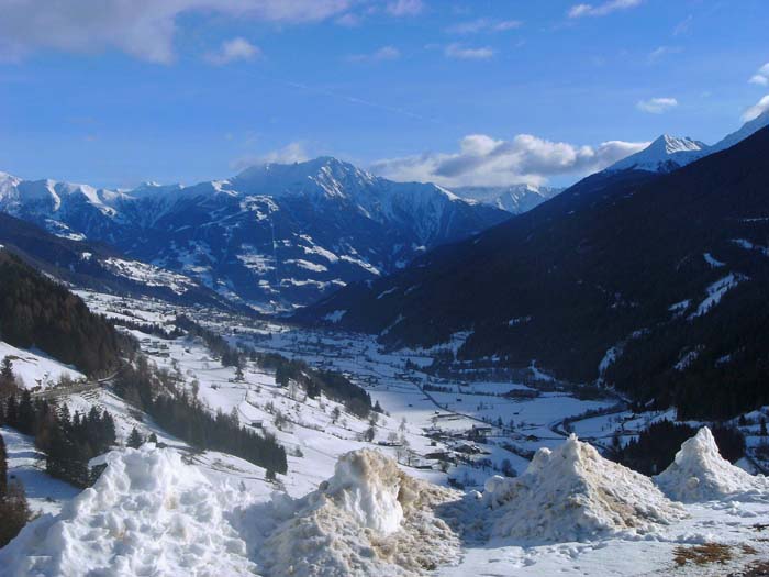 Blick vom höher gelegenen Parkplatz vor dem Gehöft March gegen O ins Virgental