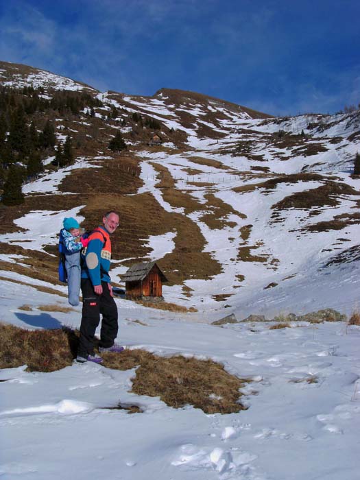 die kleine Plateaumulde am Fuß der Tröbacher Alm, darüber die von hier aus ziemlich zahme Böse Nase