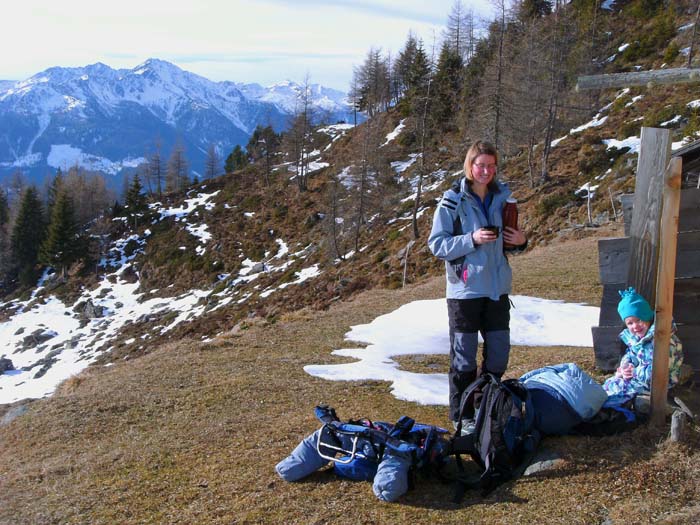 vor der Almhütte mit Blick auf die östliche Kreuzeckgruppe ...