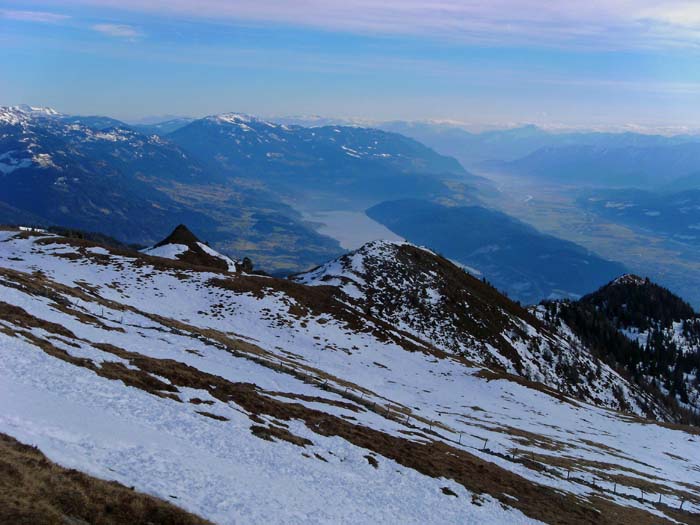 Aufstieg über die Südflanke, darunter der Millstätter See, ganz rechts der Hummelkopf, ein lohnendes Ziel für den kleinen Hunger