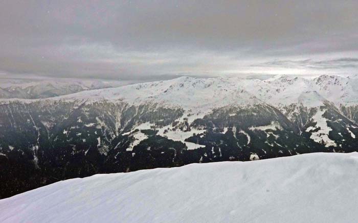 die Fortsetzung der Tour vom Hochstein (gerade außerhalb des linken Bildrands) aufs Böse Weibele (genau in Bildmitte) verläuft über einen langen, aussichtsreichen Kamm, den man bequem mit Schneeschuhen begehen kann, der andererseits aber auch steil genug für eine genussreiche Schiabfahrt ist; Schlechtwetterbild von Nordost (Kl. Schöberl, Schobergruppe)