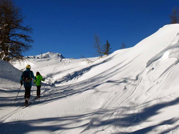 bis zum Gipfelkreuz des Hochstein ist es dann nur mehr eine kurze, einfache Schiwanderung, ...