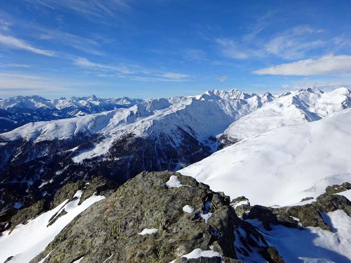 ... im Westen die südlichen Villgratner und die Südtiroler Dolomiten