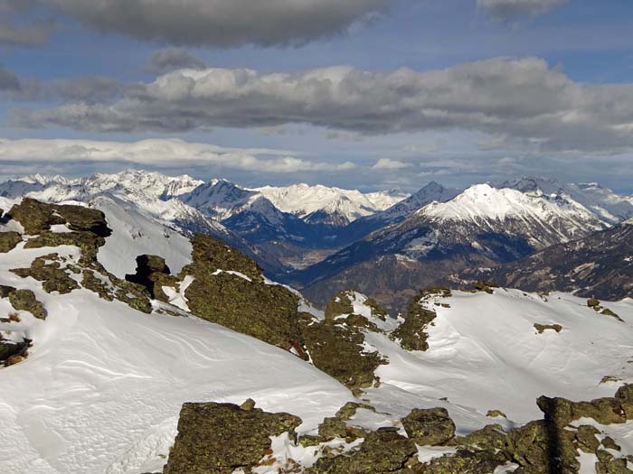 gegen Norden zu das Iseltal bis zum Alpenhauptkamm