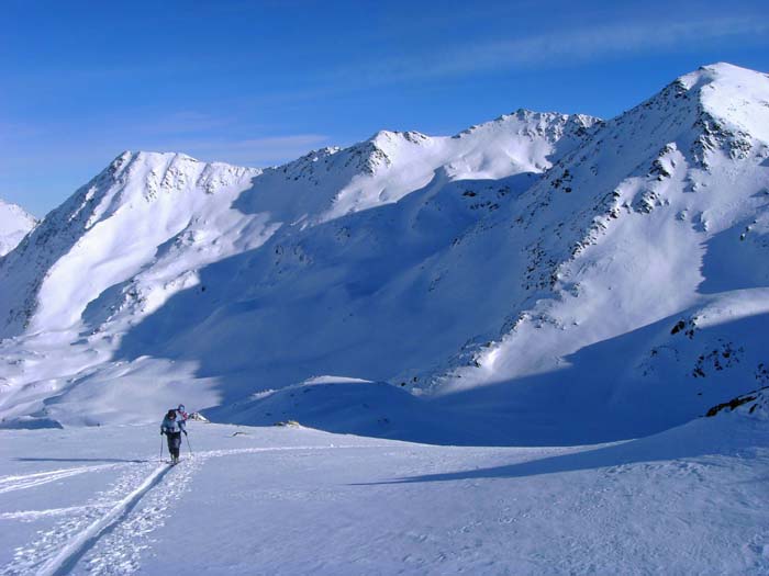 aus dem Schatten ins Licht; Blick gegen NO auf Gridenkarköpfe und Zinggetz (links); es kommt aber noch besser