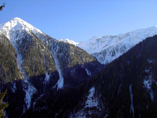 Blick von der Ortschaft Teuchl nach S auf die gegenüberliegende Talseite; am unteren Bildrand die querende Forststraße am Beginn unseres Anstiegs zur Gasarnalm, links der Polenig, dahinter nicht sichtbar der Hohe Bolz