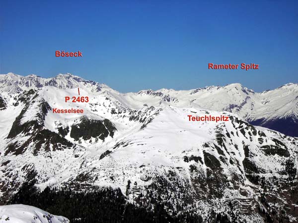 im N der Teuchlspitz als vergleichsweise harmlosester Gipfel über dem Tal, dahinter die östl. Goldberggruppe der Hohen Tauern