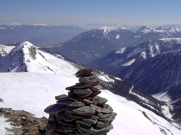 im SSO das Goldeck (Bildmitte) über Spittal an der Drau, ganz am Horizont die Karawanken