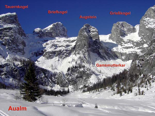 die Aualm am Talschluss; rechts der untere Teil des Gamsmutterkares, einer möglichen 600-Hm-Firnvorspeise zu unserer Überschreitung