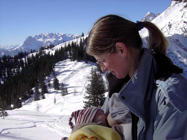 Ronja hat ihre wandelnde Labestation ständig dabei; links hinten der Hochkönig, über Ullis Pferdeschwanz der Werfener Hochthron