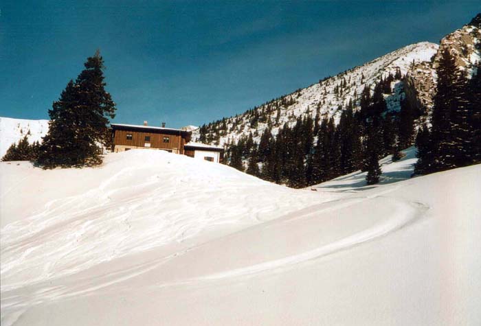die Priener Hütte hoch über Sachrang in den Chiemgauer Alpen, rechts oben der Geigelstein