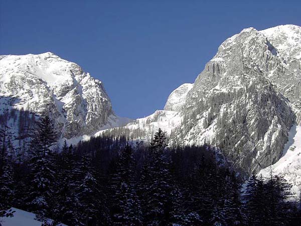 das herrliche Sigistal gehört neben der Dietlhölle und dem Turmtal noch zu den sanfteren Abfahrten am Stoderkamm; links Gamsspitz, rechts Suniwel, dahinter Brieglersberg