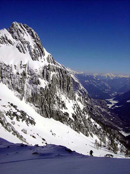 den Taleingang bewacht der schroffe Suniwel, weiter draußen das Stodertal mit Hinterstoder und das Sengsengebirge