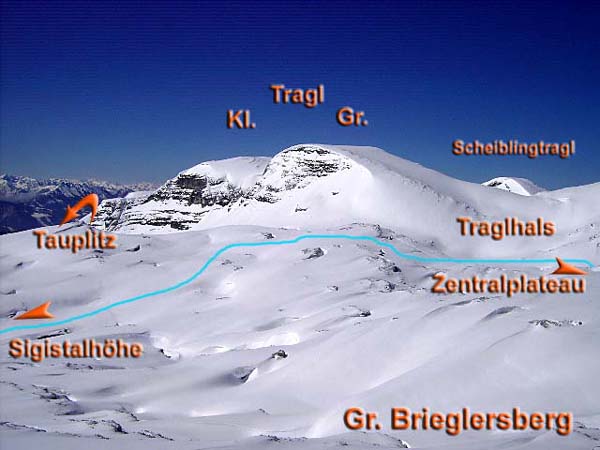 südöstlich des Brieglersberggipfels bieten die Tragln eine der meistfrequentierten Tourenabfahrten des Gebietes; nach rechts führt die Stangenmarkierung übers Zentralplateau in Richtung Pühringer Hütte oder Priel Schutzhaus