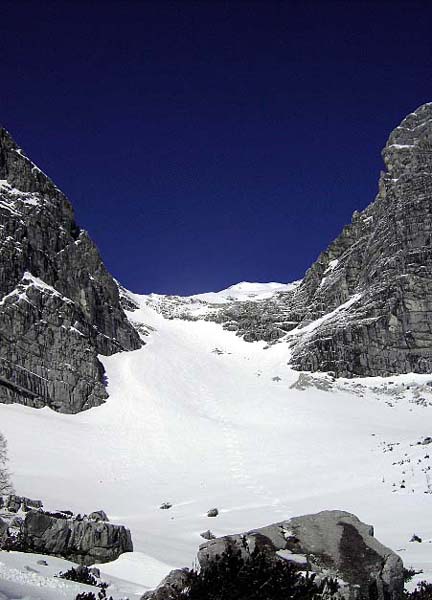 ein Blick ins Nördl. Wassertal bei hoher Schneelage; auch hier, bei der Engstelle ganz oben, kann unter Umständen wie beim Schobertal ein Abseilmanöver notwendig werden