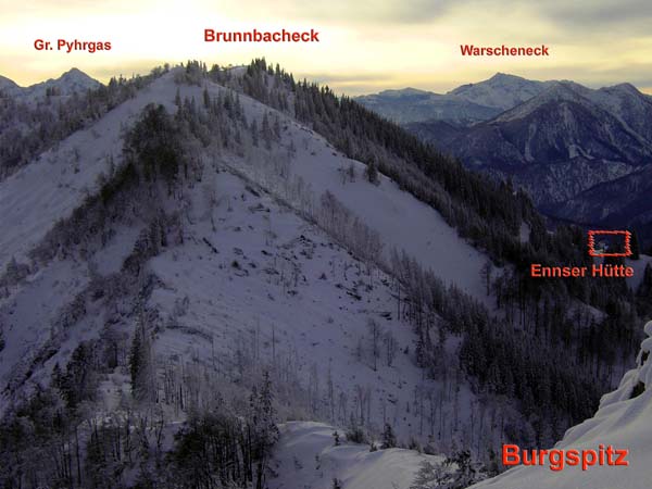 ... und nach SW zum Nachbargipfel, der ebenfalls mit abenteuerlichen Waldabfahrten punkten kann