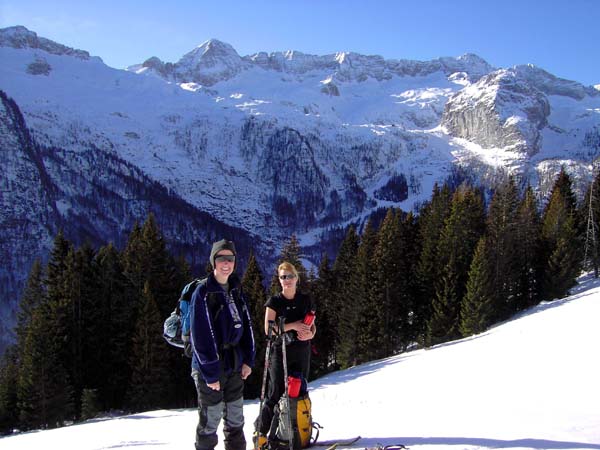 Bianca und Ulli auf der Oberen Cregnedul Alm, über der Sella Nevea die Kaningruppe