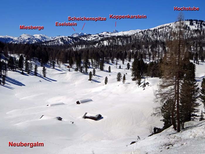 vom ersten Gipfel folgen wir einem breiten Höhenkamm über den Zellerkogel hinweg zur tief verschneiten, entlegenen Neubergalm; hinter der Hochstube versteckt sich der höchste Punkt des ersten Tages, der Hirzberg