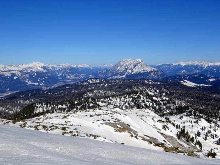 Rückblick auf Hochstube, Hochmühleck und Grimming; dahinter Wölzer Tauern (rechts), Gesäuse und Hochmölbingkamm (Totes Gebirge)