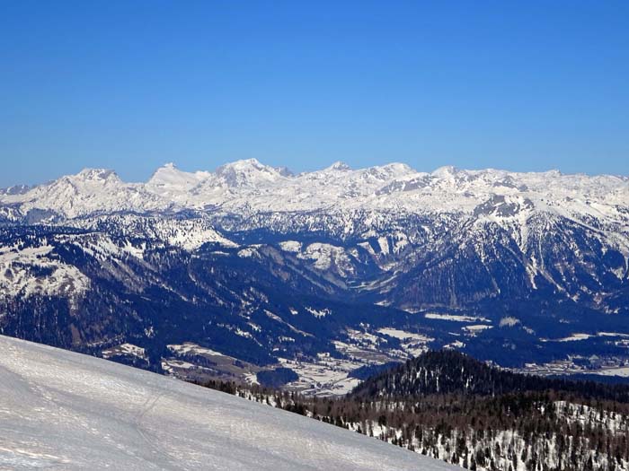 auf der Nordseite in breiter Front das Tote Gebirge, vom Zentralplateau mit Spitzmauer, Priel und Schermberg ...