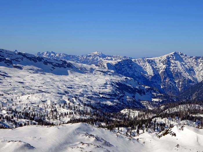 ... bis hinaus ins Oberösterreichische Salzkammergut; rechts der Sarstein, ganz hinten der Schafberg überm Wolfgangsee