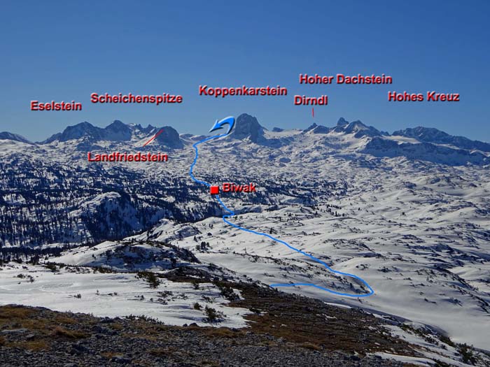 unsere Richtung über die Hochfläche Auf dem Stein ist klar vorgegeben, beim geschwungenen Pfeil beginnt die Abfahrt durchs Edelgrieß auf die Dachstein-Südseite