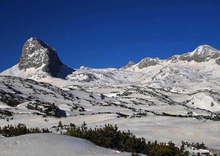 zwischen Koppenkarstein und Dirndl ist die Bergstation der Seilbahn auf dem Hunerkogel zu erkennen; rechts der Hohe Gjaidstein