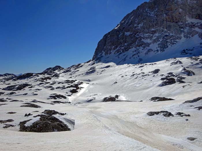 ... treffen wir unter der Nordwand des Landfriedstein auf die ausgeschobene Pistenraupenspur in Richtung Guttenberghaus - die Dachsteinsüdwandbahn hat viel verändert