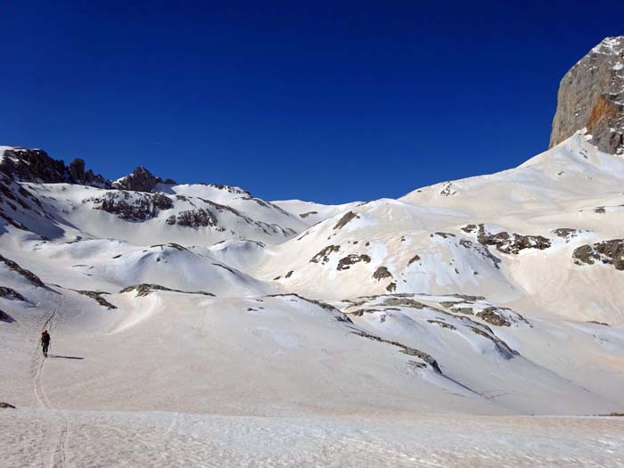 durchs langgezogene, heute von Saharastaub eingefärbte Koppenkar streben wir dem höchsten Punkt der Südroute zu - der 2500 m hohen Edelgrießhöhe ganz hinten im Bild