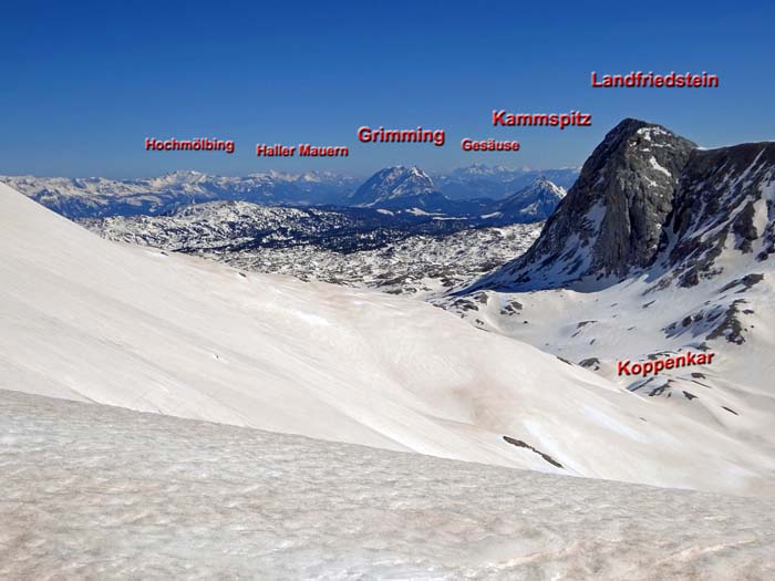 Rückblick über die Hochfläche Auf dem Stein; der Hirzberg halblinks vor dem Hochmölbing