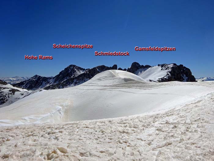 die Edelgrießhöhe vor der Scheichenspitzgruppe, über deren Zacken der Ramsauer Klettersteig (A/B bis C) verläuft